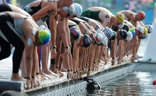 8月20日,选手们在女子公开水域游泳比赛中准备出发