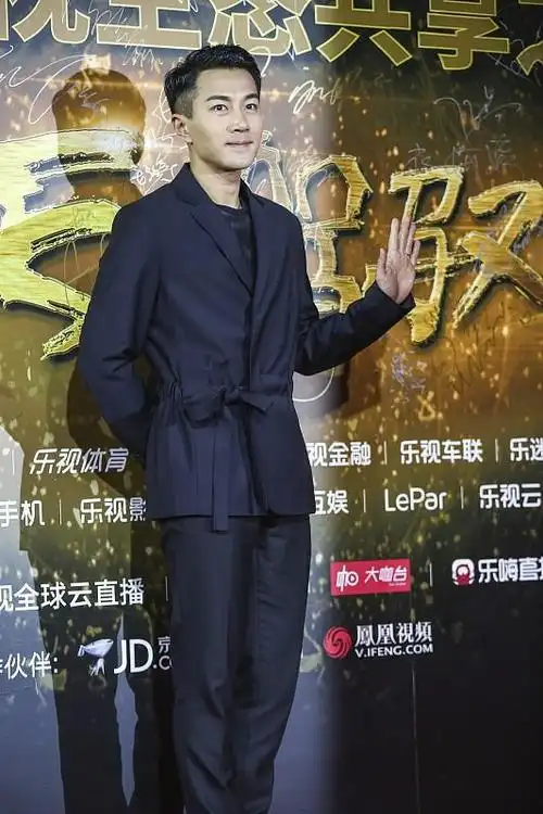 刘恺威正式中不忘调皮穿西装配高筒靴看着还挺独特又个性