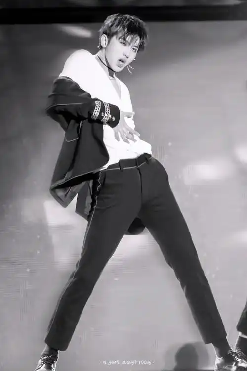 粉喜欢的顶胯 眼神杀 喉结 锁骨 腿 等 )天不怕地不怕,就怕蔡徐坤顶胯