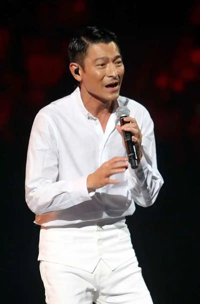2006年,刘德华正在筹备自己的全国巡回演出,一个女粉丝给刘德华寄了