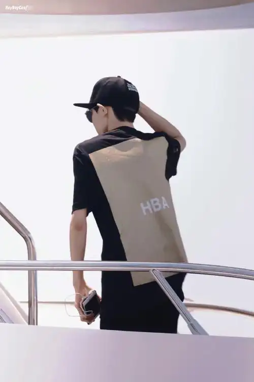 王源绿发背影照#王源背影照小合集9615让人感到安全感的宽肩后背