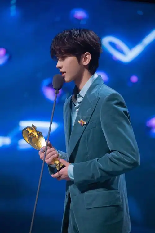 恭喜蔡徐坤荣获tmea2021年度最具影响力制作人由他作词作曲制作并担任