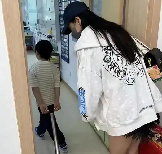 黄晓明出国游玩,baby独自带儿子看病,状态憔悴像刚哭过!