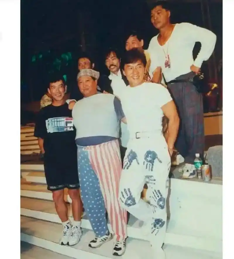 上世纪90年代,武打影星元彪,洪金宝,元华和成龙曾合影留念.