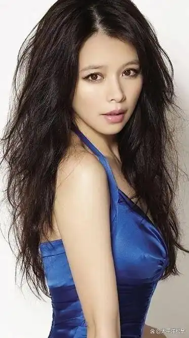 她的瓜子脸蛋,深邃大眼,修长的眉毛和甜美的微笑,加上白皙光滑的肌肤