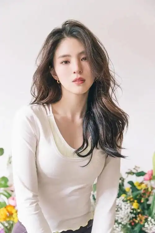 在财阀操控的韩国娱乐圈中漂亮的女明星韩素希能够独善其身吗