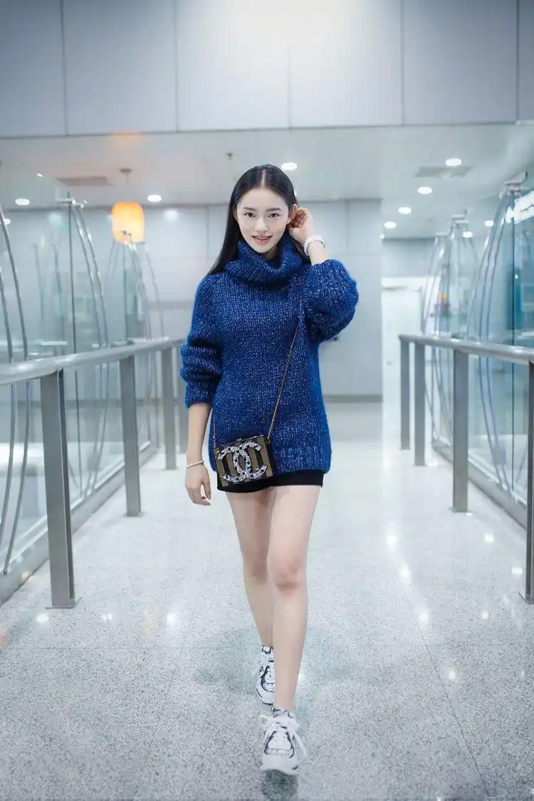 林允现身机场,穿搭走向成熟风,一改妆容走向烟熏妆!