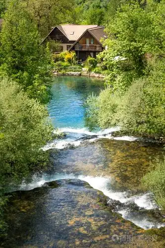 rastoke的村庄由一条korana河与木房子和瀑布克罗地亚