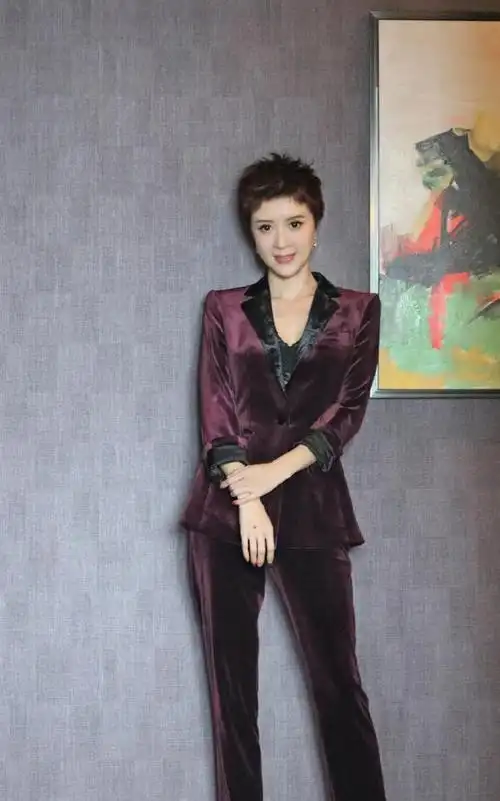 44岁金巧巧真够拼!穿90度高跟鞋走红毯,一身旗袍打扮尽显好气质