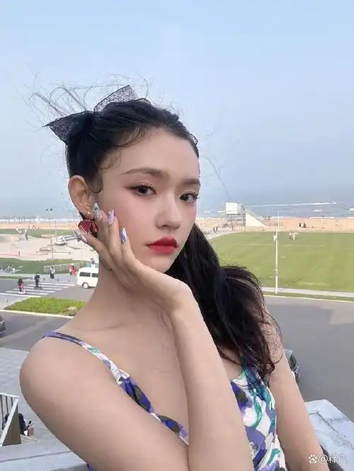 林允穿鸢尾印花吊带裙超妩媚!雪肤玉貌性感魅力猛增