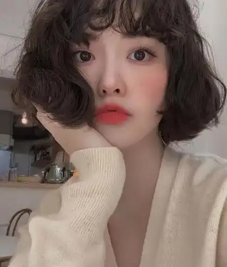 在短发的基础上,加上烫卷的设计,才是恰到好处的时髦.