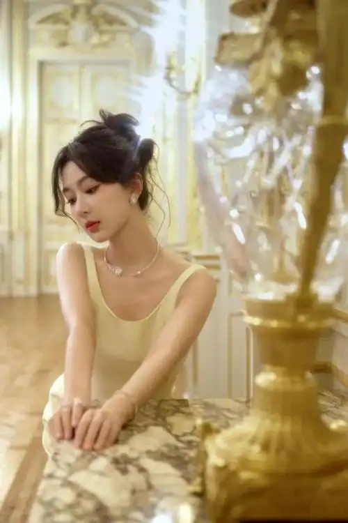 杨紫黄色吊带裙大片瘦得锁骨清晰可见展现纯欲魅力