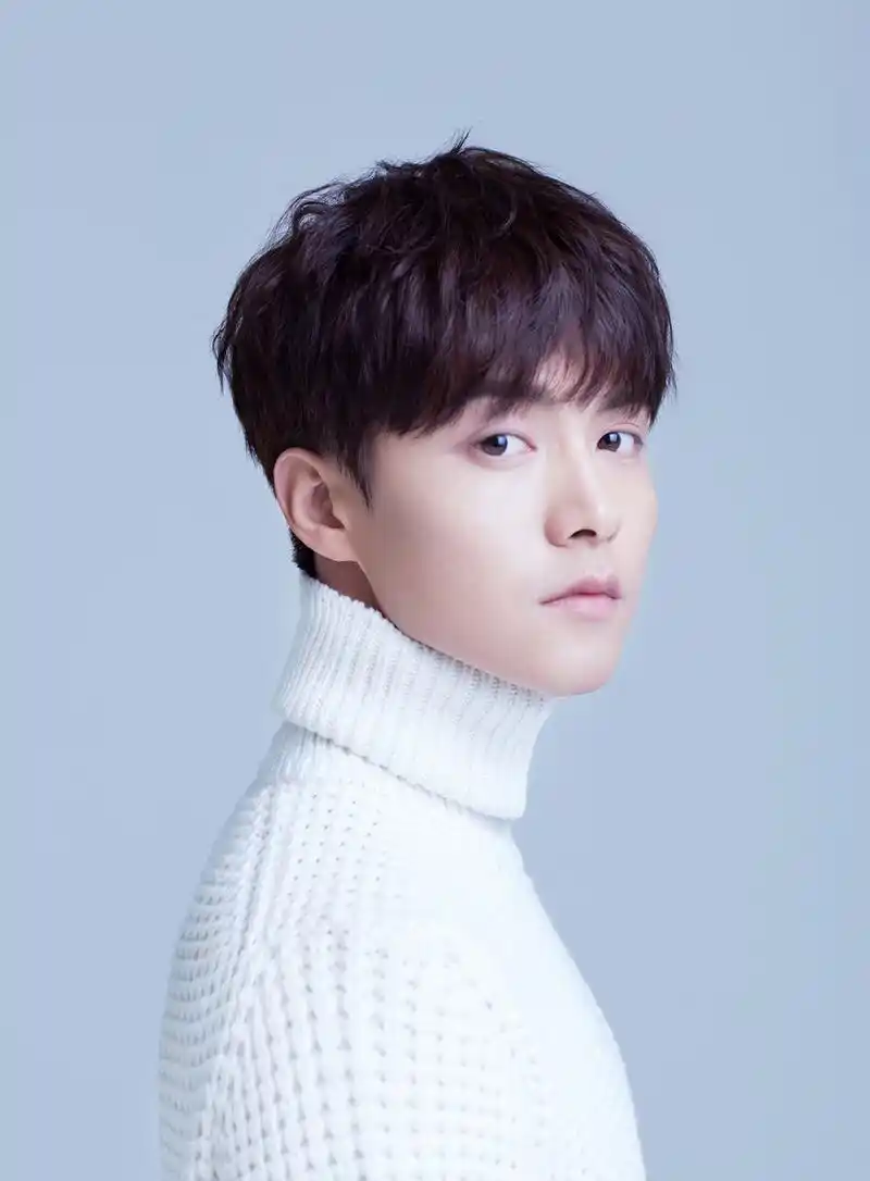 马天宇深秋大片白毛衣小哥哥笑容温暖你的心