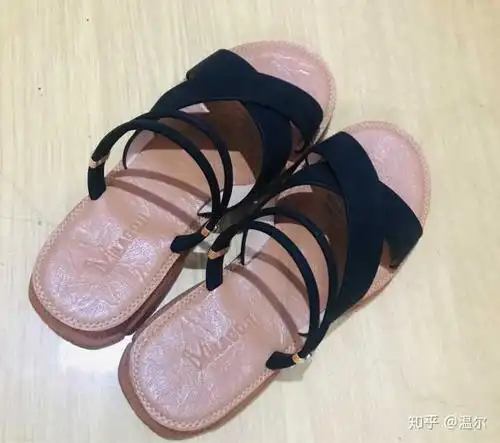 女生夏天应该穿什么样的鞋子?有什么鞋子是比较百搭的?