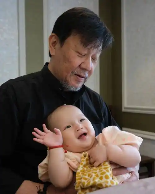 68岁寇世勋近况,晚年常陪原配一家身边,二房3名子女在国外留学_腾讯新