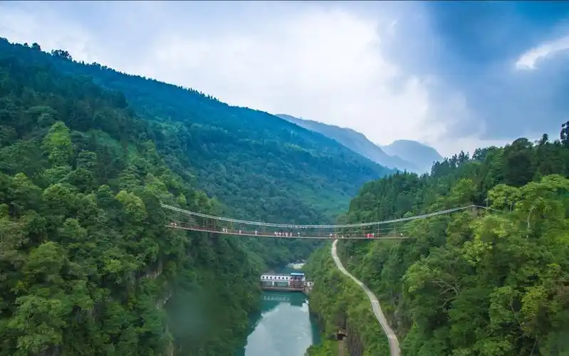摸摸航拍成都邛崃南宝山大峡谷夏天很凉爽摸摸爱摩托