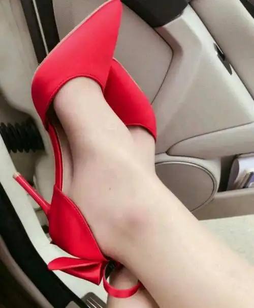 美脚丫爱上红色高跟鞋微微露出脚趾缝更迷人