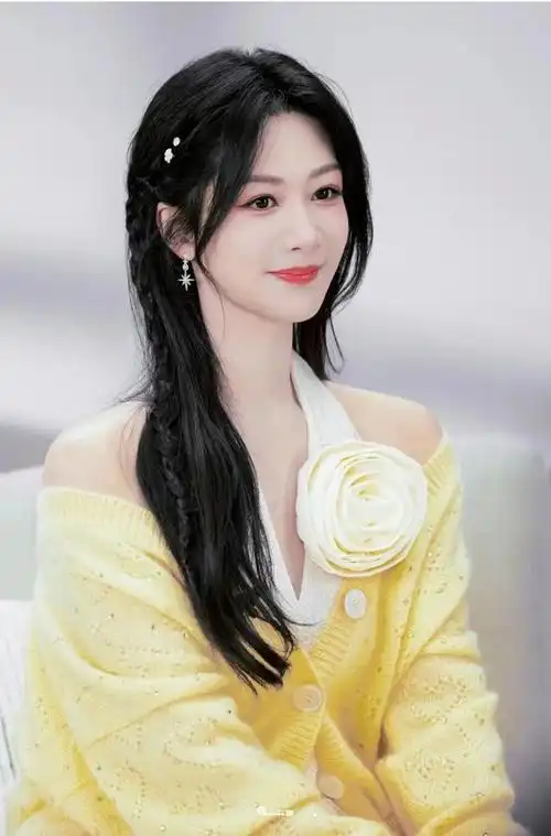 杨紫穿蓝色闪钻抹胸裙造型写真,吸睛抢镜很有女人味