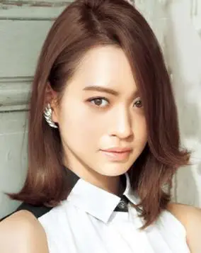 脸短而宽,发线低,额头窄的青年女性发型