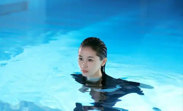 看了王子文的游泳视频我心里的素颜女神又多了一个