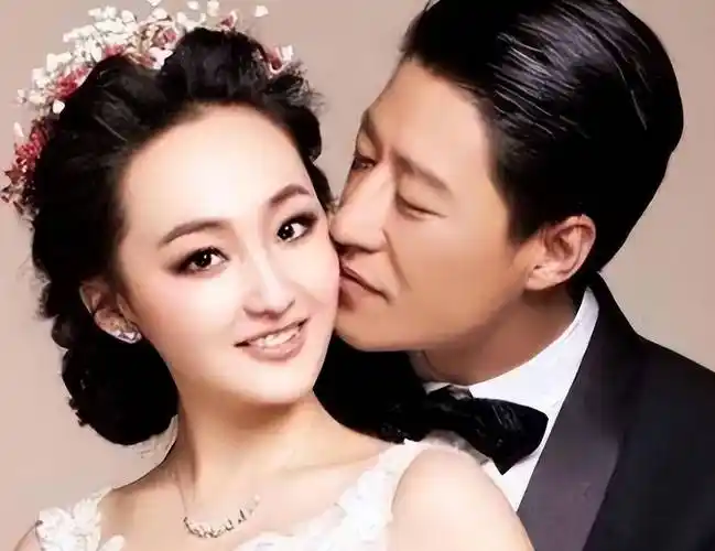 47岁于震晒全家福,结婚10年疑生6个孩子,网友:生育机器_妻子_辛月