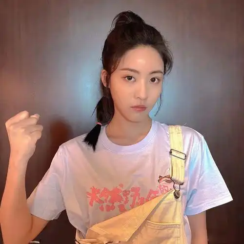 孙芮身穿香芋紫短袖,搭配米黄色背带裤,高马尾编发俏皮可爱_高清图集