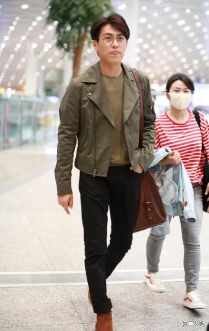 中年男演员靳东虽然年轻时名不见经传,但却在中年时大器晚成,成熟型男