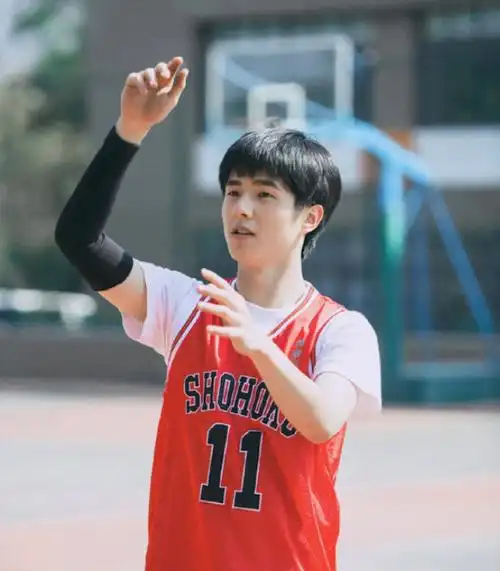 刘昊然晒工作间隙打篮球随拍##刘昊然晒打篮球照梦回余淮