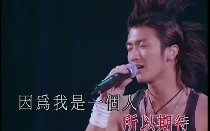 谢霆锋-因为爱所以爱-伴奏-2000演唱会