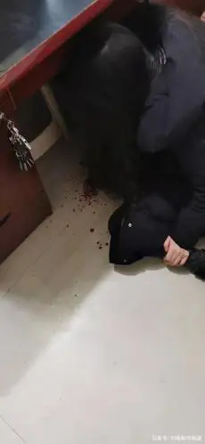 程女士跪倒后,地上流了很多血
