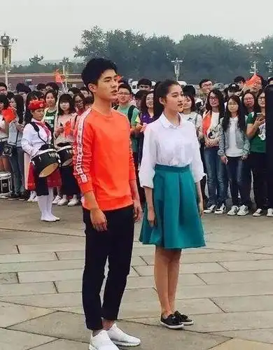 甜蜜暴击关晓彤身高多少?看完这些图你就会被吓死,心疼鹿晗一秒(2)