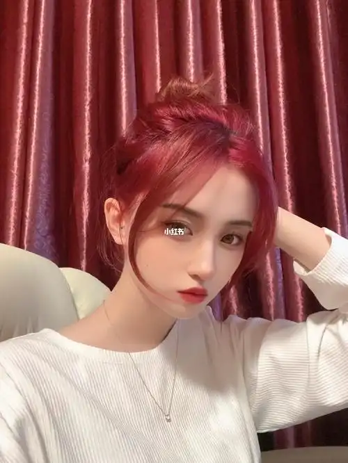 的颜色,其实有点没漂匀,男朋友手太笨,后脑勺不是特别匀,我的头发长度