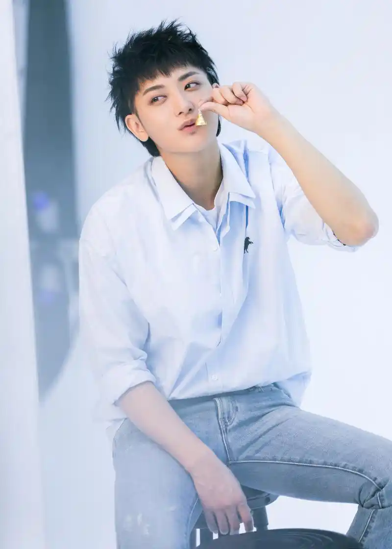 黄子韬, 甜甜的笑容,扑面而来. 浅浅的蓝色,清爽夏天. ps.