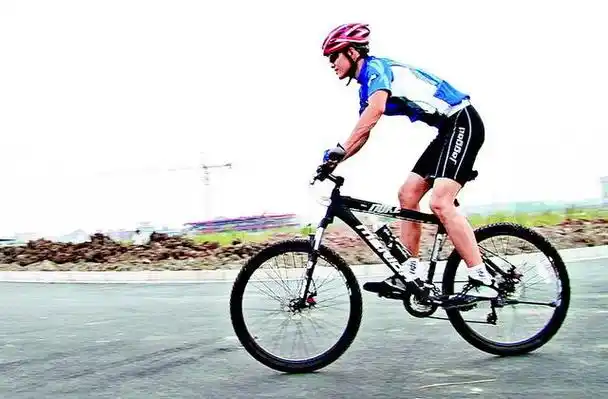 户外骑自行车是一项很好的运动方式,骑自行车多久适合呢?