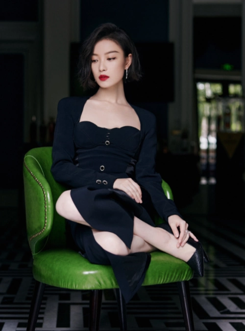 倪妮的"名媛坐"太绝了!这两腿交叠的弯度,过百女生学不来