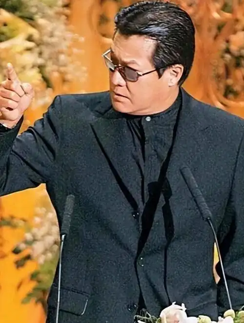 邓光荣:让向华强低头,当众"怒批"郑少秋,他究竟什么来头?