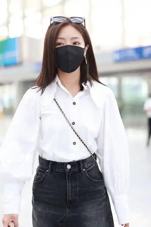 邓家佳机场演绎酷girl穿搭 衬衫短裙配马丁靴可甜可盐_牛仔_热播_示范