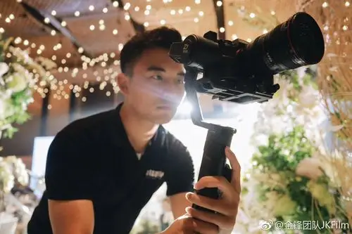 今天拍摄现场,给同事顺手带了几张工作照.喜不喜欢这个小哥哥?