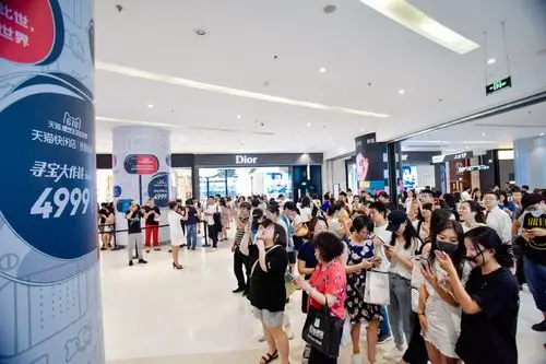 6月16日,北京朝阳大悦城,商场顾客纷纷拿出手机参与天猫618活动_meitu