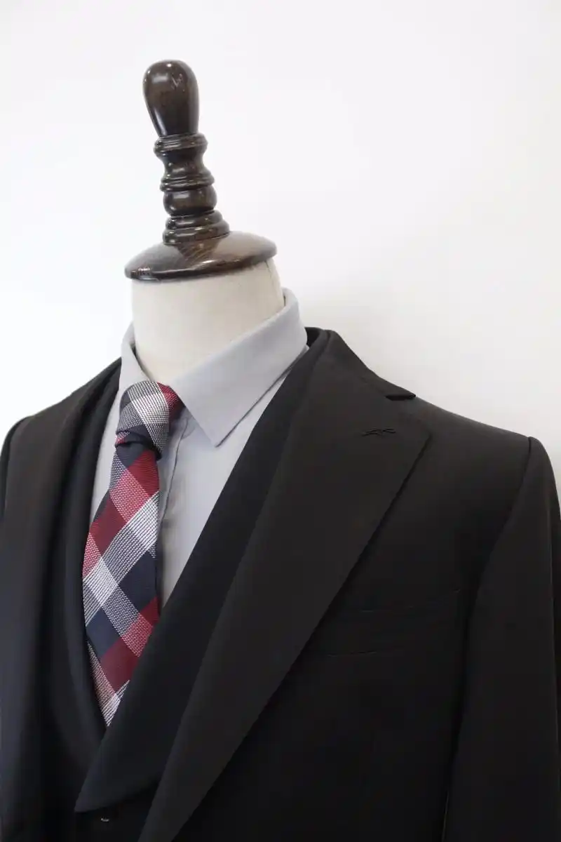 99气场超强穿衣低调91.一件黑色西装,搭配红白格纹领带,让 - 抖音
