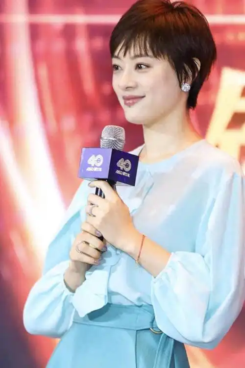 孙俪短发造型真高级,穿灯笼袖衬衫配半身裙亮相,美得清新脱俗|纱裙