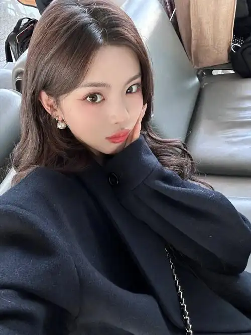 杨超越眼下腮红妆