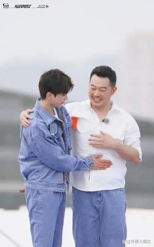 在新一期的《奔跑吧》中,沙溢和蔡徐坤的互动引起了网友的广泛关注.