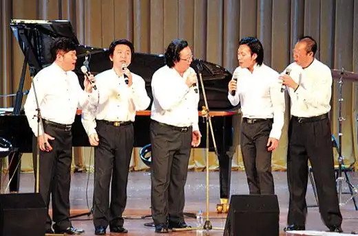 在国内歌坛上提起男声四重唱组合,"八只眼"可谓响当当,是目前依然活跃