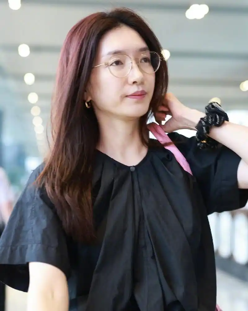 江疏影机场素颜#江疏影真的好白,皮肤状态很好的样子,果然女明泻屯