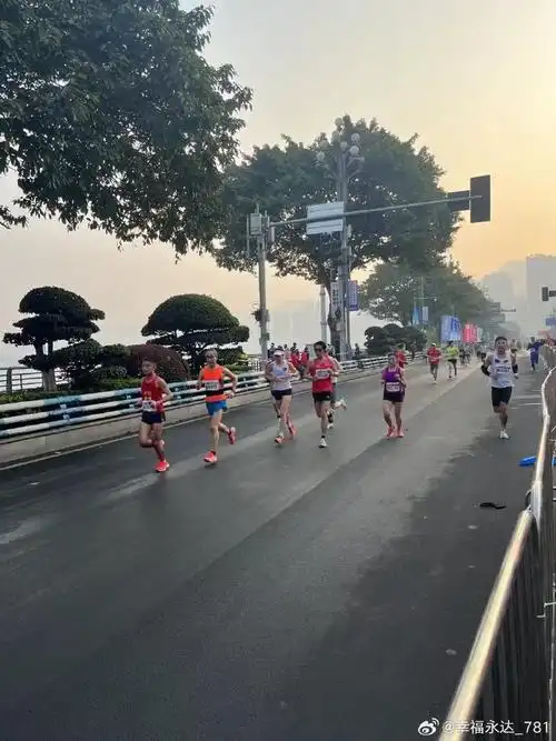 生活手记#长安汽车冠名的重庆马拉松,#跟着山总去跑马##马拉松#跑者
