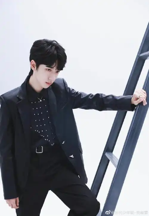 贺峻霖黑西装大片##贺峻霖黑西装随拍