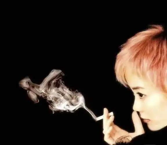 王菲为18岁李嫣庆生,手里的东西亮了,曾多次被拍当着女儿面抽烟