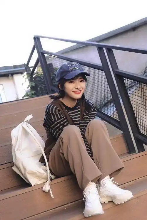 沈月秋日随拍氛围感满满 焦糖色系穿搭又甜又酷