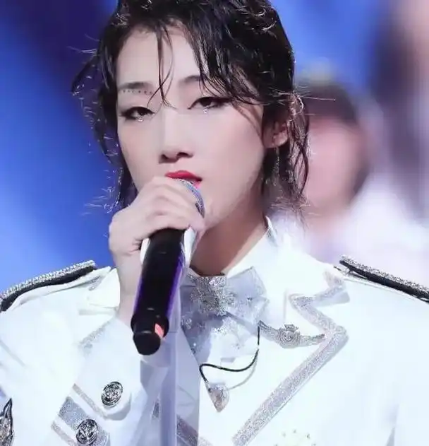 广东人,内地嘻哈说唱女歌手,库奇卡乐团队长,女子演唱组合火箭少女101